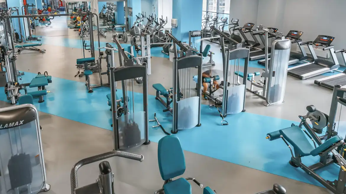 Piso vinílico para gimnasios: resistencia, seguridad y confort para deportistas
