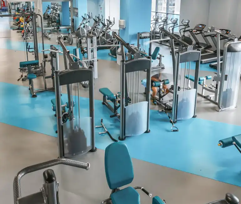 Piso vinílico para gimnasios: resistencia, seguridad y confort para deportistas