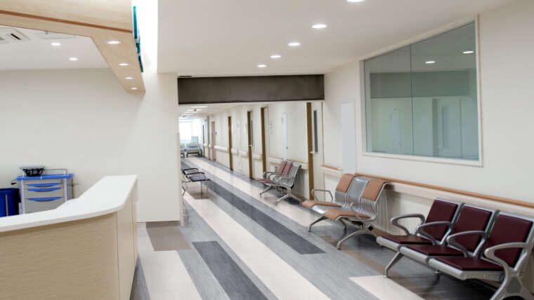 Cómo elegir el piso ideal para hospitales: seguridad, higiene y diseño en un solo lugar