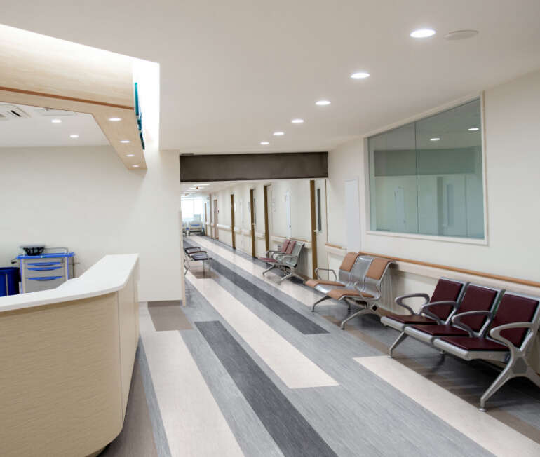 Cómo elegir el piso ideal para hospitales: seguridad, higiene y diseño en un solo lugar