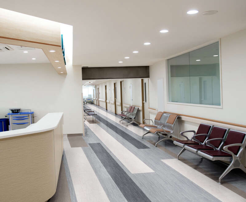 Cómo elegir el piso ideal para hospitales: seguridad, higiene y diseño en un solo lugar